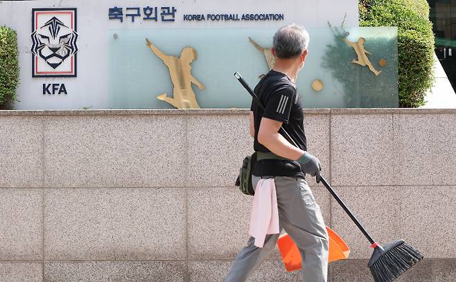 여야는 한국축구대표팀이 2026 북중미 월드컵에서 32강 진출에 실패하자 한목소리로 대한축구협회 책임론을 제기하며 후반기 국회 문화체육관광위원회를 통한 철저한 점검을 예고했다. 사진은 29일 서울 종로구 사직동 축구회관 모습. 연합뉴스