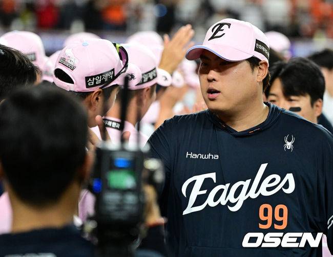 [OSEN=대전, 지형준 기자] 프로야구 한화 이글스가 SSG 랜더스를 연이틀 잡고 3연승을 내달렸다. 반면 SSG는 속수무책 11연패에 빠졌다.김경문 감독이 이끄는 한화는 30일 대전 한화생명 볼파크에서 열린 2026 신한 SOL KBO리그 SSG와의 홈경기에서 13-10으로 승리했다. 이날 승리로 3연승을 달린 한화는 시즌 전적 26승25패를 만들었다. SSG는 11경기 연속 패하면서 22승29패1무가 됐다.경기를 마치고 한화 류현진이 승리를 기뻐하고 있다. 2026.05.30&nbsp;/ jpnews@osen.co.kr