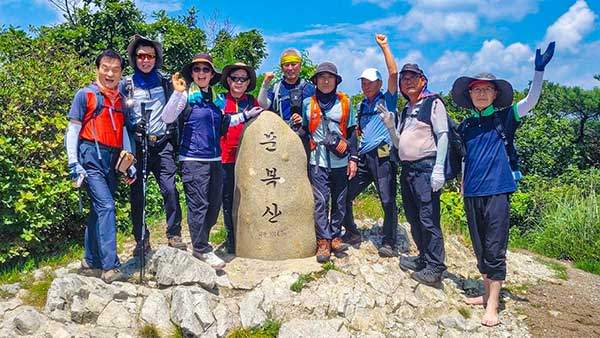 세종명산산악회 회원들과 오른 청도 문복산. 맨발이다.
