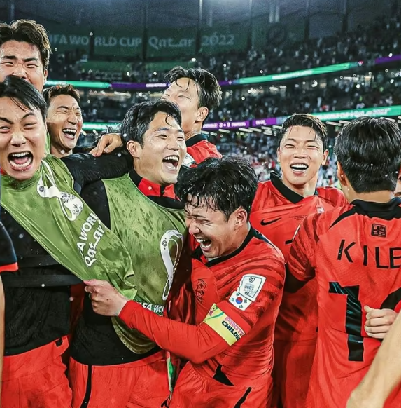 국가대표팀이 2022 카타르 월드컵에서 16강 진출한 모습, 손흥민 사회관계망서비스