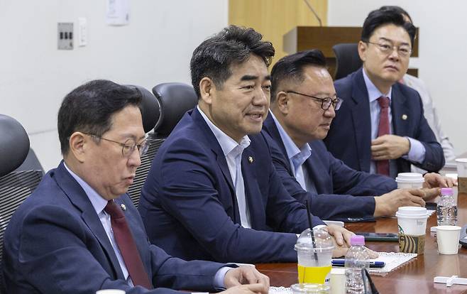 국민의힘 개혁 성향 모임 '대안과 미래' 이성권 간사를 비롯한 의원들이 지난달 25일 국회 의원회관에서 열린 조찬 모임에서 대화하고 있다. ⓒ연합뉴스