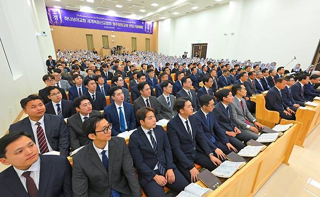 ‘원주태장 하나님의 교회’ 헌당기념예배 참석자들이 설교를 경청하고 있다.