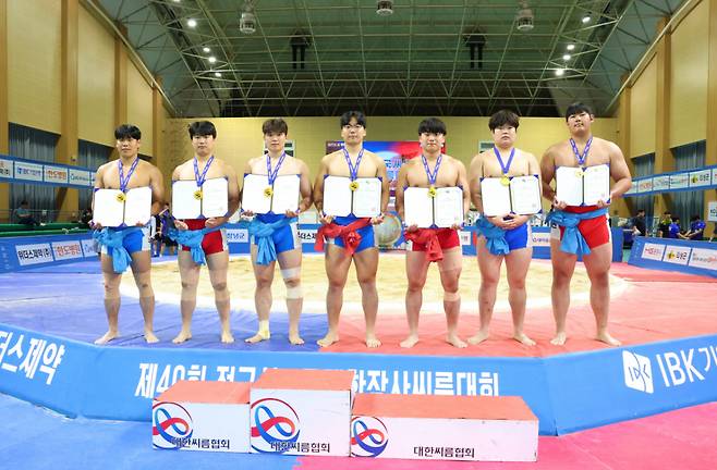 경상남도 창녕군 창녕국민체육센터에서 열린 제40회 전국시·도대항장사씨름대회 대학교부 개인전에서 1위를 차지한 박현우(단국대학교), 김민건(단국대학교), 한준모(인하대학교), 안윤찬(인하대학교), 염태산(한림대학교), 전민규(영남대학교), 이재민(용인대학교)가 메달을 메고 상장을 들고 다 같이 기념사진을 찍고 있다.(왼쪽 순) /사진=대한씨름협회 제공