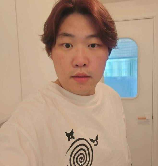 Cheon Ddong, known as Hong Hyun-hees brother-in-law, is drawing intense public attention after revealing his slimmer figure following a successful weight loss. He shared updates on his healthy diet through his social media and showcased his transformed appearance.Cheon Ddong revealed a meal plan consisting of chicken breast steak, sausage, hard-boiled eggs, and brown rice, demonstrating his commitment to healthy eating habits. He had previously cited abstaining from alcohol as the key to his rapid weight loss.Netizens who watched the video have expressed surprise at his unrecognizable transformation and continue to send messages of support congratulating him on his successful weight loss. Many are reacting positively to his more attractive appearance and healthy transformation.