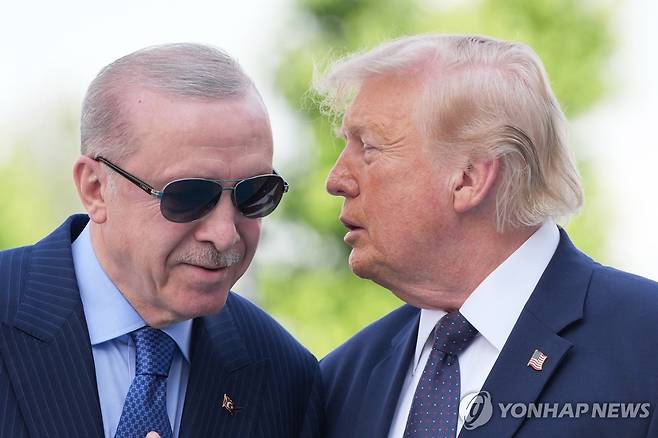 대화 나누는 트럼프 대통령과 에르도안 튀르키예 대통령 북대서양조약기구(NATO·나토) 정상회의 참석차 튀르키예를 방문한 도널드 트럼프 미국 대통령(오른쪽)이 7일(현지시간) 앙카라 대통령궁에서 열린 환영식에서 레제프 타이이프 에르도안 튀르키예 대통령과 대화하고 있다. [AP=연합뉴스. 재판매 및 DB 금지]