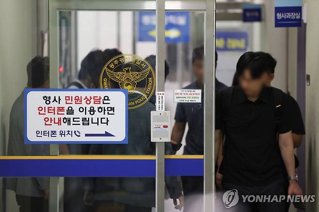 검찰, '여고생 살인 사건' 유착 의혹 광산경찰서 압수수색 (전남광주=연합뉴스) 정다움 기자 = 7일 오전 전남광주통합특별시 광산구 광산경찰서에서 광주지검 수사관들이 압수수색을 하고 있다.
검찰은 형사과 관계자 등 다수 경찰관을 공무상비밀누설·증거인멸 혐의 등으로 입건해 수사를 이어오고 있다. 2026.7.7 daum@yna.co.kr