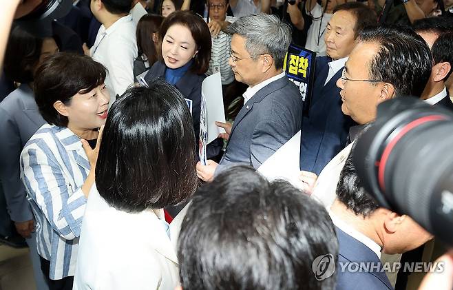 국민의힘 항의 속 법사위 회의실 향하는 서영교 위원장 (서울=연합뉴스) 이동해 기자 = 서영교 법사위원장이 8일 국회 법제사법위원회 전체회의에 참석하기 위해 회의실로 들어서는 가운데 국민의힘 의원들이 회의실 앞에서 국회 후반기 원 구성과 관련해 더불어민주당을 규탄하는 시위를 벌이고 있다. 2026.7.8 eastsea@yna.co.kr