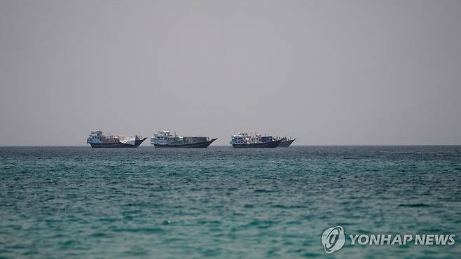 오만에서 바라본 호르무즈 해협에 떠 있는 선박들 [로이터=연합뉴스. 재판매 및 DB 금지]