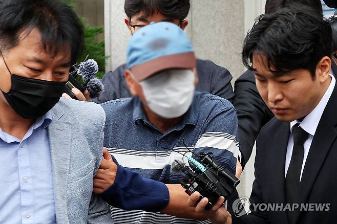 영장심사 마친 '장윤기 사건' 증거 인멸 혐의 경찰관 (전남광주=연합뉴스) 정다움 기자 = '여고생 살해범' 장윤기 사건의 증거를 인멸한 혐의 등을 받는 광주 광산경찰서 수사팀장 A 경감이 8일 오전 전남광주통합특별시 동구 광주지방법원에서 열린 구속 전 피의자 심문(영장실질심사)에 출석한 뒤 법정 밖으로 나오고 있다.
경찰은 A 경감이 장윤기의 차량을 압수수색하는 과정에서 '케이블타이'를 증거인멸한 혐의로 전날 구속영장을 신청했다. 2026.7.8 daum@yna.co.kr