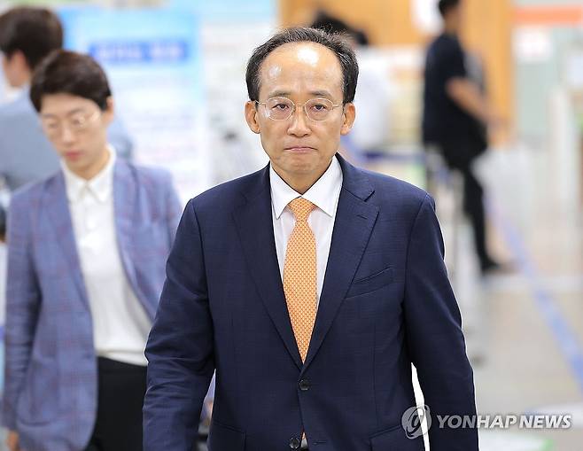 공판 출석하는 추경호 대구시장 (서울=연합뉴스) 류영석 기자 = 추경호 대구시장이 8일 서울 서초구 서울중앙지방법원에서 열린 내란 중요임무 종사 혐의 1심 속행 공판에 출석하고 있다. 2026.7.8 ondol@yna.co.kr