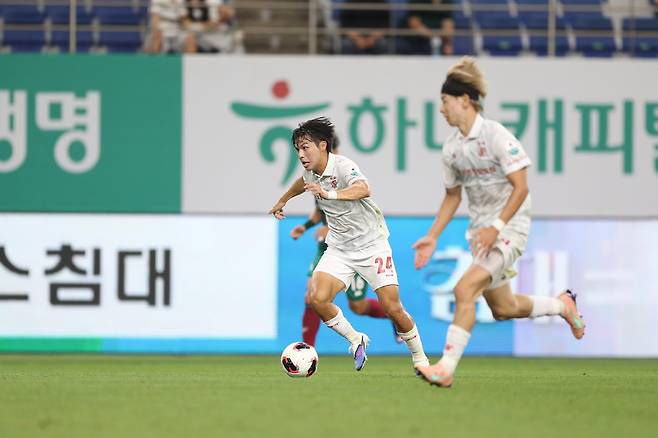 프로축구 K리그1 부천FC의 미드필더 김동현이 지난 4일 대전 하나시티즌과의 경기에서 힘차게 드리블을 하고 있다.