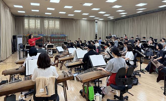 전남광주통합특별시립국악관현악단이 오는 16일 정기연주회 ‘수리성’을 개최한다. 사진은 시립국악관현악단 연습 모습.