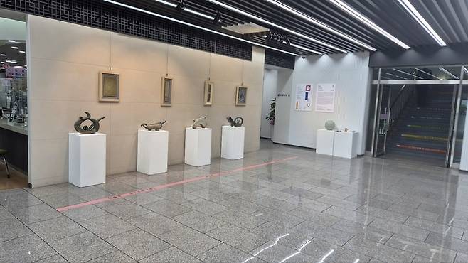 ▲ 경산시청 본관 1층 로비 갤러리에서는 전통 도예의 문법 위에 현대적 조형미를 접목해 온 배찬영 작가의 초대 미술전이 열려 시민들과 만나고 있다. 김윤섭기자.