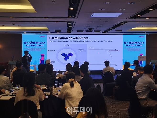 임헌창 삼성바이오로직스 제형개발그룹장이 9일 서울 강남구 노보텔 앰배서더 서울 강남에서 열린 ‘머크 바이오 포럼 코리아 2026’에서 발표하고 있다.(노상우 기자 nswreal@)