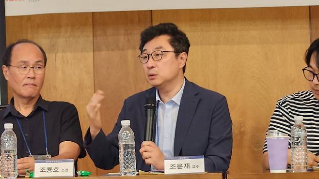 조윤재 신한대 교수는 2008년 지능형 로봇 관련 법제 논의와 2023년 이동로봇 제도 변화 등을 언급하며, 로봇 법제가 산업 진흥을 넘어 생활 공간에서의 안전·책임 문제로 확장되고 있다고 설명했다. (사진=테크42)