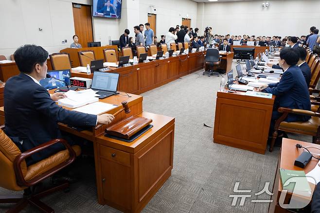조승래 국회 재정경제기획위원장이 9일 서울 여의도 국회에서 열린 제437회 국회(임시회) 재정경제기획위원회 제2차 전체회의에서 의사봉을 두드리고 있다. 2026.7.9 ⓒ 뉴스1 유승관 기자