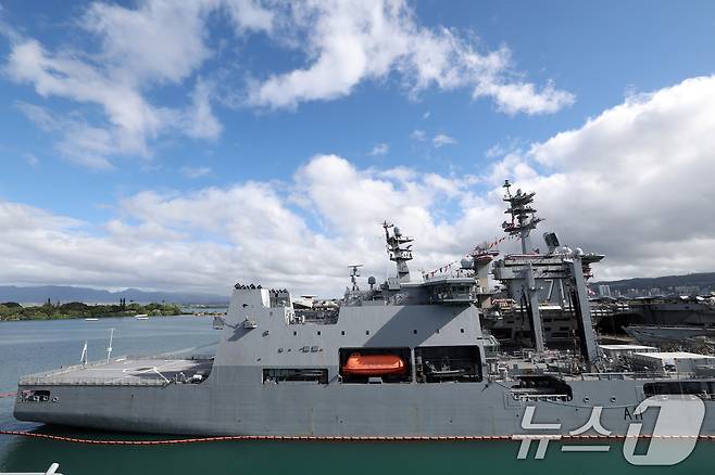 2026 환태평양훈련(RIMPAC·림팩)이 진행 중인 6일(현지시간) 미국 하와이 호놀룰루 진주만-히캄 합동기지에 국내 조선소가 건조한 뉴질랜드 군수지원함인 아오테아로아함이 정박해 있다. 사진은 미 해군 에식스(ASSEX) 강습상륙함에서 바라본 모습. (국방일보 제공. 재판매 및 DB금지) 2026.7.9 ⓒ 뉴스1