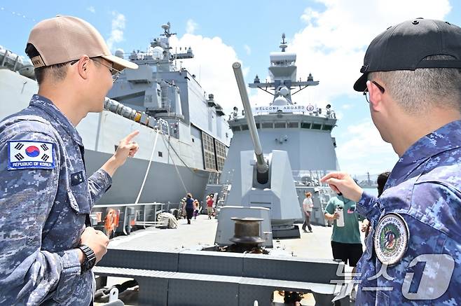 지난달 28일(현지시간) 미국 하와이 진주만-히캄 합동기지에서 개최된 환태평양훈련(RIMPAC) 함정공개의 날(Open Ship Day)에 방문객들이 대한민국해군의 최신예 이지스구축함 대전함(FFG, 3100톤급)을 견학하고 있다. (미군 DVIDS 제공. 재판매 및 DB 금지) 2026.7.9 ⓒ 뉴스1