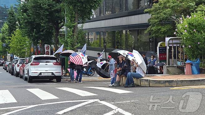 12·3 비상계엄 이후 약 1년 7개월(583일) 만에 윤석열 전 대통령에 대한 첫 대법원 판단이 나온 9일 오후 서울 서초구 서울중앙지검 앞에 윤 전 대통령을 옹호하하는 지지자들이 모였다.2026.07.09.ⓒ 뉴스1 김범수 수습기자