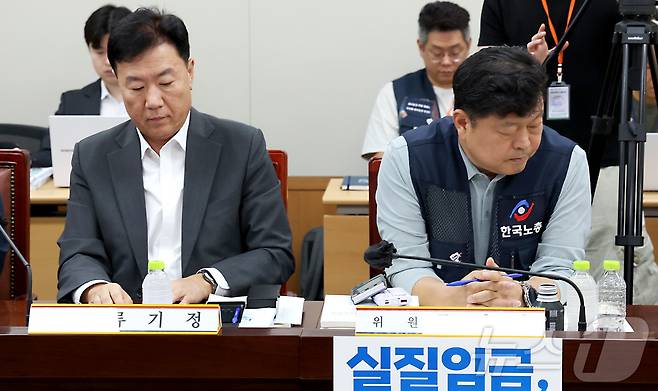 류기정 사용자위원과 류기섭 근로자위원이 9일 세종시 정부세종청사 최저임금위원회에서 열린 2027년도 최저임금위원회 13차 전원회의를 준비하고 있다. 2026.7.9 ⓒ 뉴스1 김기남 기자