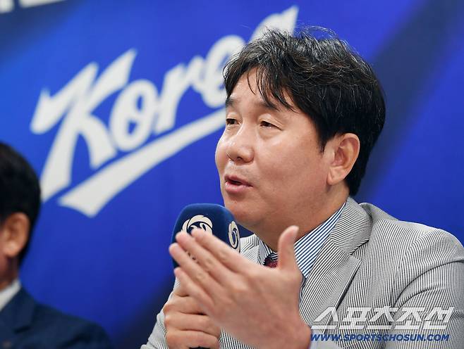 2026 아시안게임 야구대표팀 명단 발표 기자회견이 11일 오후 서울 중구 한국프레스센터에서 열렸다. 류지현 감독이 질문에 답하고 있다. 정재근 기자 cjg@sportschosun.com/2026.6.11/