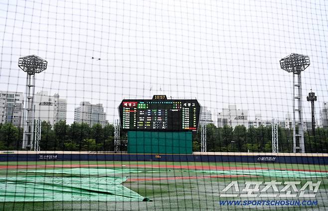 9일 서울 목동구장에서 열린 제81회 청룡기고교야구선수권대회 겸 주말리그 왕중왕전 세광고와 배명고의 4강전이 우천으로 중단됐다. 중단된 경기는 내일(10일) 서스펜디드 경기로 펼쳐진다. 방수포가 깔린 그라운드의 모습. 목동=허상욱 기자wook@sportschosun.com/2026.07.09/