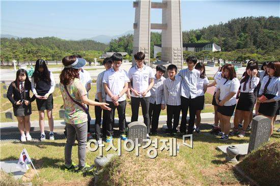 지난 13일광주첨단고등학교 역사동아리 ‘여명’과 민주인권평화동아리 ‘장애인권학생동아리’가  5.18 민주화 운동 기념 주간을 맞아 망월동 국립5.18 민주묘지를 찾아 민주, 인권, 평화의 공동체 정신을 통한 5.18 가치를 계승하고 살아있는 역사교육을 위해 참배 활동을 실시했다. 사진제공=광주광역시교육청