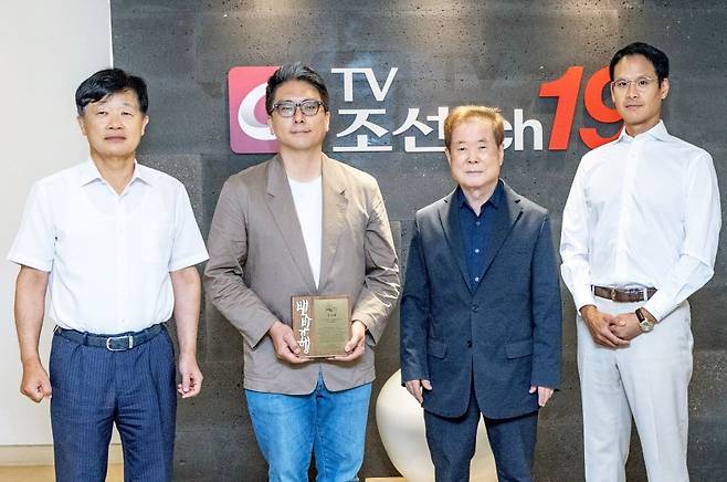 허영만 화백 감사패 수여식. TV조선 주용중 대표(맨 왼쪽부터), ㈜허영만 허석균 대표, TV조선 홍두표 회장, TV조선 방정오 부사장 /TV조선