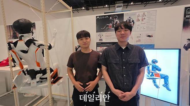 한국기술교육대학교 디자인공학과 권현빈(왼쪽), 박선찬(오른쪽) 학생은 고공 로프 작업자의 근골격계 부담을 줄일 수 있는 인체공학적 웨어러블 슈트를 선보였다. ⓒ한국기술교육대학교