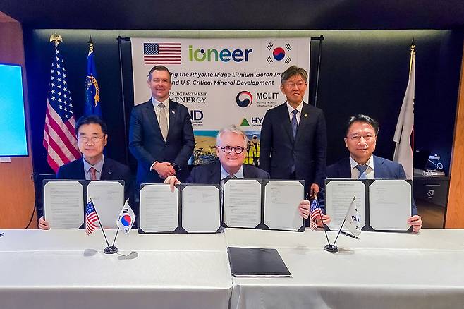 7일 미국 워싱턴 D.C.에서 열린 MOU 체결식에 김이탁 국토교통부 제1차관(뒷줄 오른쪽)과 카일 하우스트바이트 (Kyle Haustveit) 미국 에너지부 차관(뒷줄 왼쪽)이 참석한 가운데, 김복환 한국해외인프라도시개발지원공사(KIND) 사장(앞줄 왼쪽), 이승동 현대엔지니어링 화공사업부장(앞줄 오른쪽), 제임스 캘러웨이(James D. Calaway) 아이오니어 이사회 의장(앞줄 가운데)이 서명을 진행하고 있다. 현대엔지니어링 제공