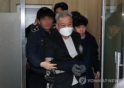 건진법사 전성배씨가 19일 서울 서초구 안권섭 상설특별검사 사무실에 참고인 신분으로 출석하고 있다. [연합뉴스]