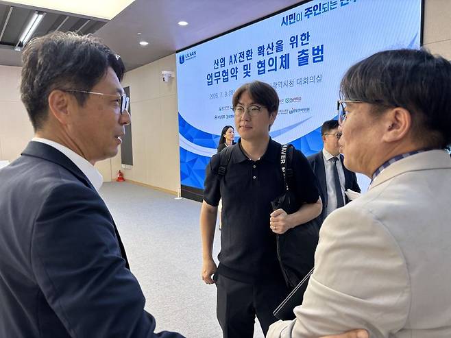 하정우 전 대통령비서실 AI 전략기획단장(가운데)이 9일 울산 산업 AX 협의체에 참석해 현장에서 네이버 클라우드 김필수 이사(오른쪽)와 울산정보산업진흥원 박현철 AI 전략기획단장과 만나고 있다. 사진=최수상 기자