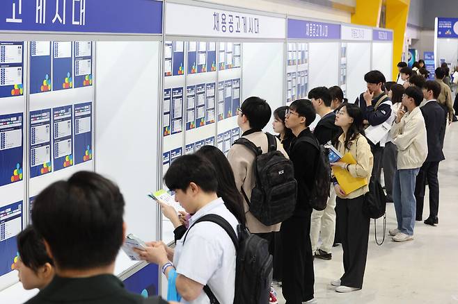 지난 4월26일 오전 서울 서초구 에이티(aT)센터에서 열린 ‘2026 대한민국 상생 채용박람회’에서 구직자들이 채용공고 게시판을 보고 있다. 최현수 기자 emd@hani.co.kr