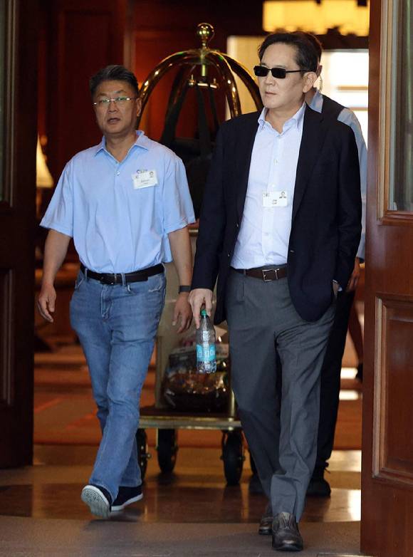 한진만 삼성전자 파운드리사업부장 사장(왼쪽)과 이재용 삼성전자 회장이 7일(현지시간) 미국 아이다호주 선밸리의 선밸리 로지에서 열린 앨런 앤 컴퍼니 선밸리 컨퍼런스에 참석하고 있다.2026.07.07 [사진=연합뉴스AFP]