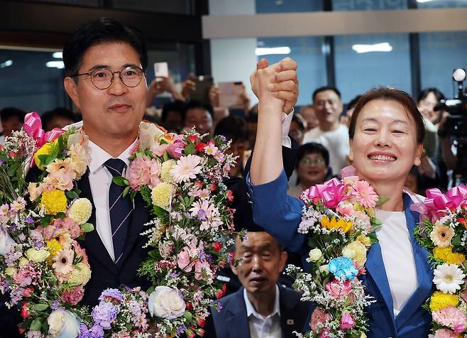 이원택 전북지사(왼쪽)와 부인 이은주 전북도 자치제도과장이 지난달 4일 제9회 전국동시지방선거에서 당선이 유력해지자 꽃목걸이를 목에 걸고 기뻐하고 있다. 연합뉴스