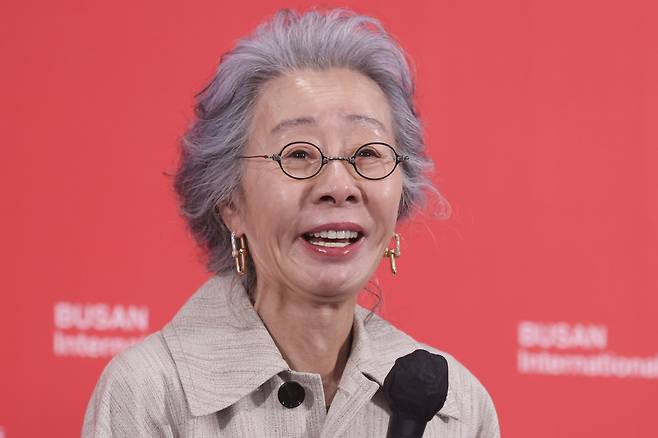 배우 윤여정이 지난해 9월9일 부산 해운대구 영화의전당에서 열린 제30회 부산국제영화제(BIFF) <결혼 피로연> 기자간담회에서 질문을 듣고 있다. 연합뉴스