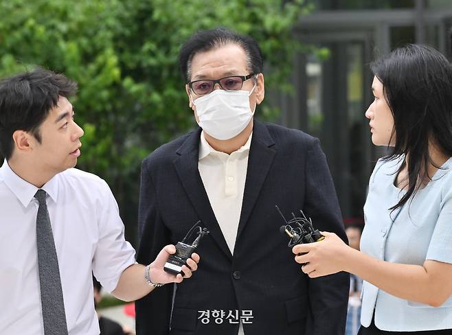 건진법사 전성배씨가 지난해 8월18일 서울 종로구에 마련된 민중기 특별검사팀(김건희 특검팀) 사무실로 출석하고 있다. 정효진 기자