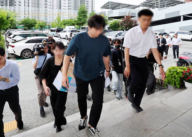 지난 7일 오전 전남광주통합특별시 광산구 광산경찰서에서 광주지검 수사관이 압수수색을 마친 뒤 이동하고 있다. 연합뉴스