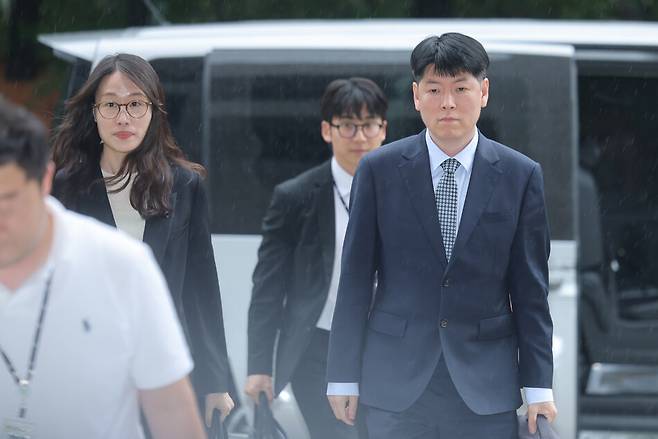 윤석열 전 대통령의 고위공직자범죄수사처(공수처) 체포방해 등 혐의 사건 상고심 선고기일인 9일 서울 서초구 대법원에서 내란 특검에서 수사를 담당했던 장준호 성남지청장(오른쪽)과 장지영(왼쪽), 유승재 검사가 법정으로 향하고 있다.