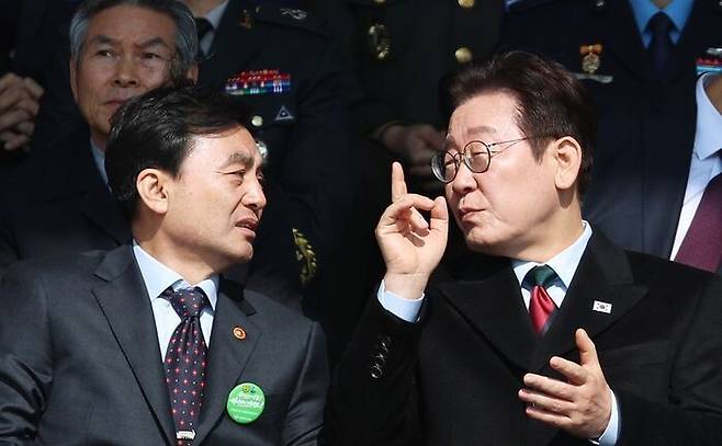 이재명 대통령과 안규백 국방부 장관이 20일 충남 계룡대 대연병장에서 열린 육·해·공군 사관학교 통합임관식에서 대화하고 있다. 연합뉴스