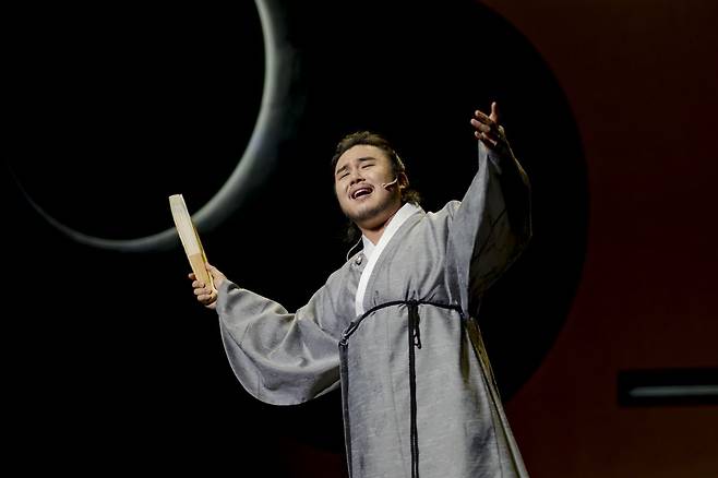 유태평양이 국립창극단의 ‘절창’에서 열창하고 있다.   (c)국립극장