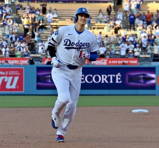 MLB 통산 300홈런 치고 베이스를 도는 오타니. / 사진=연합뉴스