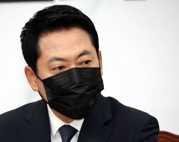 ▲국민의힘 장동혁 대표가 7월6일 국회에서 열린 최고위원회의에 검은색 마스크를 쓴 채 입장하며 7일부터 시행되는 개정 정보통신망법이 부당하다고 주장했다. ⓒ연합뉴스