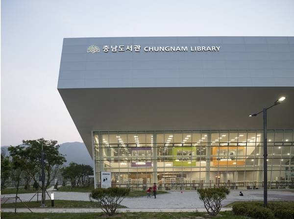▲ 충남도서관. 사진=충남도서관 누리집