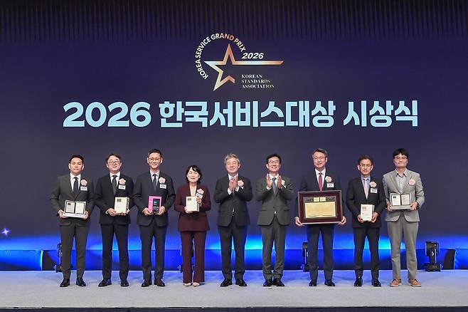 2026 한국서비스대상 시상식이 지난 3일 서울 중구 롯데호텔에서 열렸다. 문동민 한국표준협회 회장 등이 올해 수상자와 기념촬영을 하고 있다. 왼쪽부터 장은석 마스타자동차 대표이사, 조재형 대우건설 푸르지오 상무, 권오상 롯데월드 대표이사, 박선현 KB국민은행 부행장, 최정일 숭실대 교수(심사위원장), 문 회장, 백현 롯데관광개발 대표이사 사장, 최덕진 대한항공씨앤디서비스 대표이사, 허봉회 롯데건설 CSV팀장.  한국표준협회