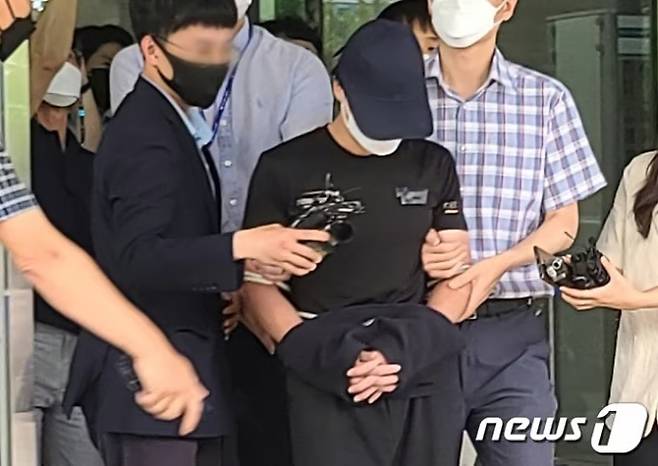 20개월 된 여아를 학대, 살해한 혐의를 받는 계부 양모씨(29)가 대전지법에서 구속 전 피의자 심문(영장실질심사)을 받기 위해 대전 서구 둔산경찰서를 나오고 있다. /사진=뉴스1