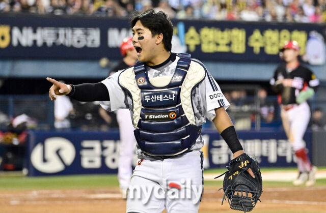 2026년 6월 26일 오후 서울 잠실구장에서 열린 '2026 신한 SOL KBO리그' KIA 타이거즈와 두산 베어스 경기. 두산 윤준호 포수가 5회말 수비를 마친 뒤 기뻐하고 있다./유진형 기자