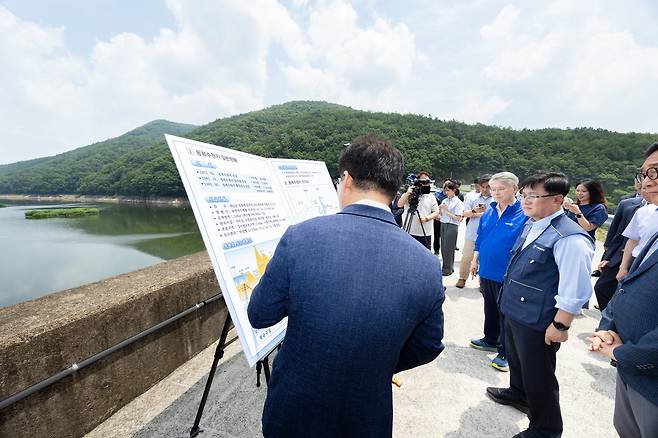 김성환(오른쪽 두 번째) 기후에너지환경부 장관과 민형배 (오른쪽 세 번째) 전남광주특별시장이 지난달 30일 전남 화순군 동복댐을 찾아 용수 공급을 위한 동복댐 활용 방안을 논의하고 있는 모습.  [연합]