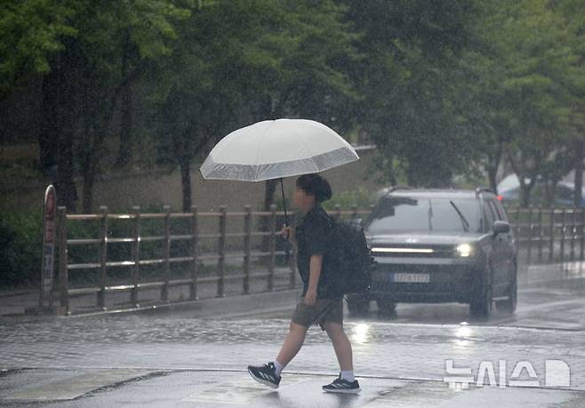[전주=뉴시스] 김얼 기자 =목요일인 9일은 전국에 강한 장맛비가 내리겠다.  사진은 전북지역 곳곳에 비가 내리고 있는 8일 전북 전주시 덕진구 송천동에서 시민들이 우산으로 비를 피하며 길을 지나고 있는 모습. 2026.07.08. pmkeul@newsis.com