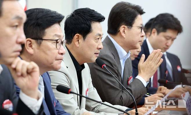 [서울=뉴시스] 고범준 기자 = 장동혁 국민의힘 대표가 9일 서울 여의도 국회에서 열린 최고위원회의에서 발언하고 있다. 2026.07.09. bjko@newsis.com